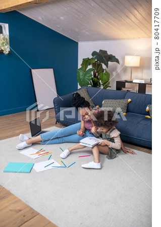 Little girl with mother drawing with color pencils Little girl with mother drawing with color pencils 80417709