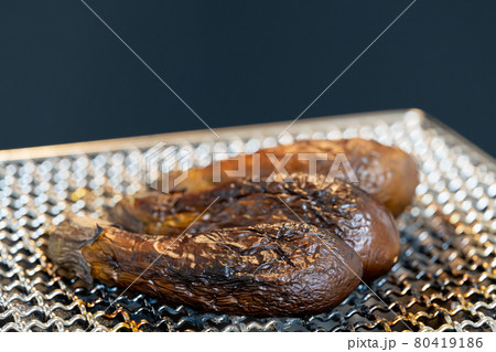 七輪と備長炭出焼く、焼きなす 80419186