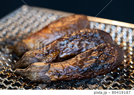 七輪と備長炭で焼く、焼きなす 80419187