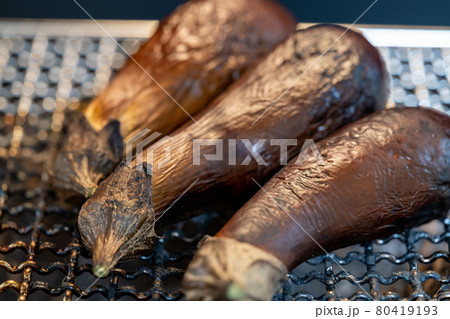 七輪と備長炭で焼く、焼きなす 80419193