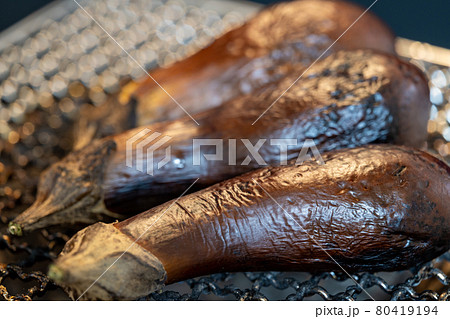 七輪と備長炭で焼く、焼きなす 80419194