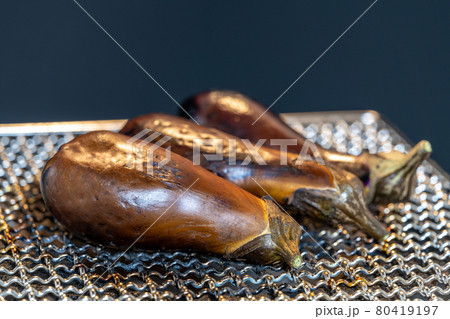 七輪と備長炭で焼く、焼きなす 80419197