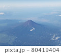 夏の早朝、澄んだ空気と貫禄の富士山 80419404