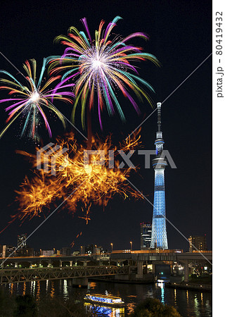 【夏イメージ】スカイツリーと打ち上げ花火と線香花火。夏の思い出。 80419432