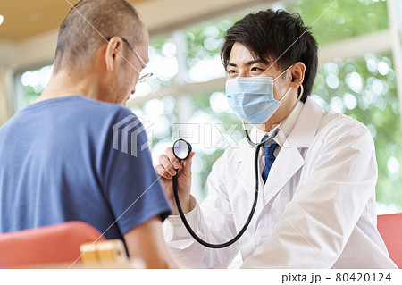 介護施設で診察をする男性医師 80420124