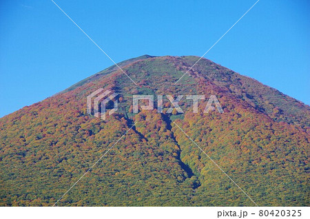 青森県 紅葉時期の八甲田山（雛岳）の写真素材 [80420325] - PIXTA