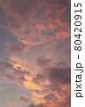 パステルカラーの夕焼け空 80420915