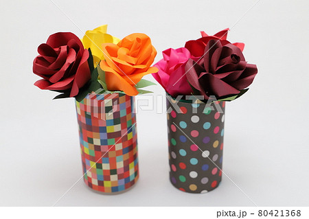 折り紙で作った手作りのバラの花を綺麗な花瓶に飾るの写真素材 