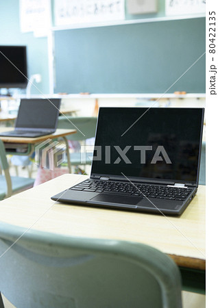 GIGAスクール構想で導入された1人1台端末 80422135