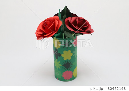 折り紙で作った手作りのバラの花を綺麗な花瓶に飾った様子の写真素材