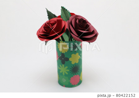 折り紙で作った手作りのバラの花を綺麗な花瓶に飾った様子の写真素材