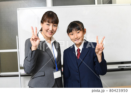 ピースをする先生と笑顔の女子学生 ピースをする先生と笑顔の女子学生 80423950