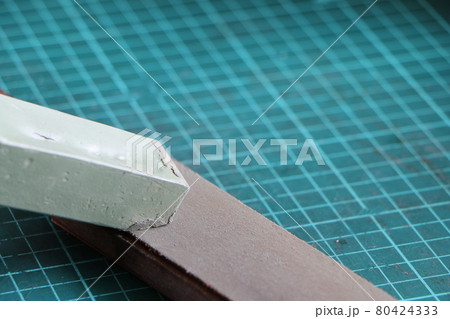 レザークラフトで革に青砥を塗る 80424333