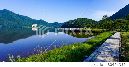 榛名湖の湖畔に続く木道、県立榛名公園（群馬県高崎市） 80424335