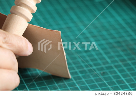 レザークラフトでコバを磨く 80424336