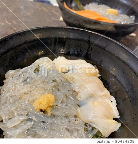 つぶ貝と生しらすの海鮮丼 つぶ貝と生しらすの海鮮丼 80424809