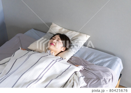 ベッドで熟睡する若い女性 ベッドで熟睡する若い女性 80425676
