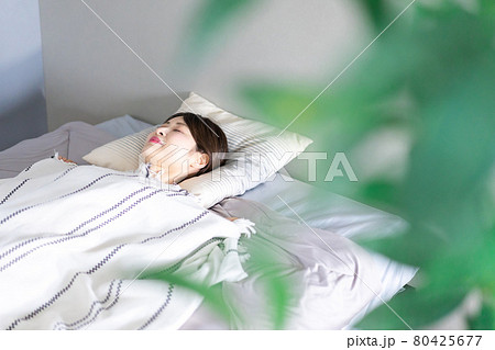 ベッドで熟睡する若い女性 ベッドで熟睡する若い女性 80425677