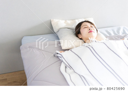ベッドで熟睡する若い女性 ベッドで熟睡する若い女性 80425690