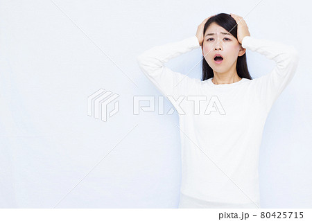 頭を抱えている30代の女性 80425715