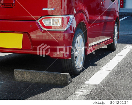 集合住宅の駐車スペースに停められた軽自動車 集合住宅の駐車スペースに停められた軽自動車 80426134