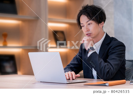 フリーアドレスのオフィスでノートPCで仕事する男性社員 撮影協力「＋SHIFT NOGIZAKA」 80426535