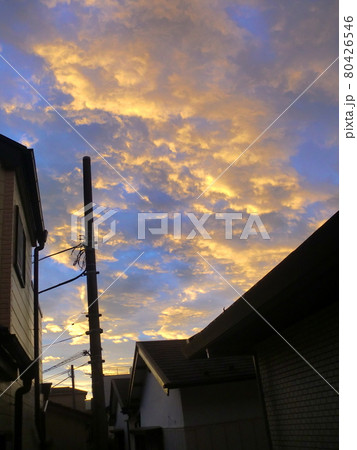 路地裏から見上げた朝焼け 路地裏から見上げた朝焼け 80426546