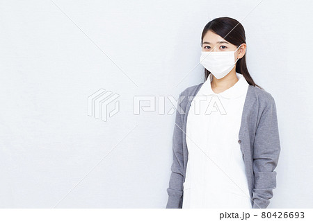マスクをしている30代の女性看護師 80426693