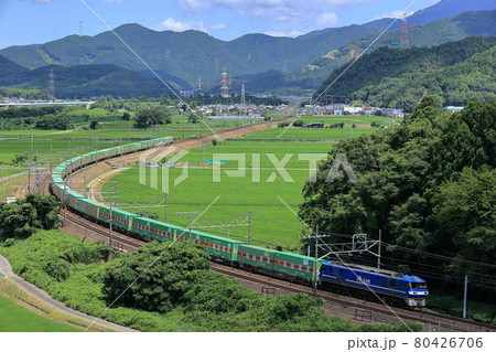 東海道線を走る貨物列車 東海道線を走る貨物列車 80426706