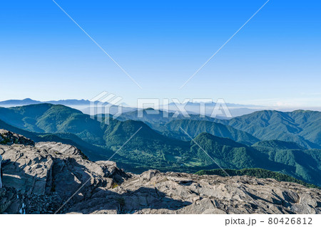 夏の美ヶ原高原 早朝の王ヶ鼻より遥か富士山方面を望む 夏の美ヶ原高原 早朝の王ヶ鼻より遥か富士山方面を望む 80426812