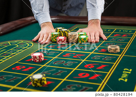 Picture of a green table and betting with chips. 80428194