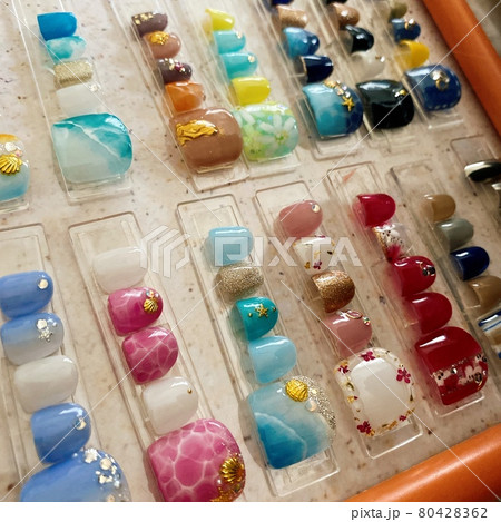 夏のネイルサロンのフットネイルデザイン 80428362