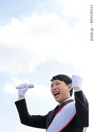 選挙演説をする立候補者の男性 80428431