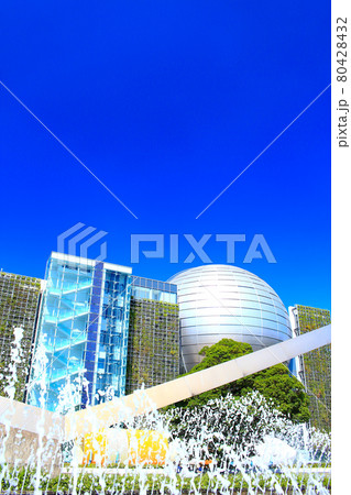 名古屋市、名古屋市科学館と噴水の風景 80428432