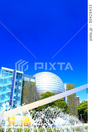 名古屋市、名古屋市科学館と噴水の風景 80428433