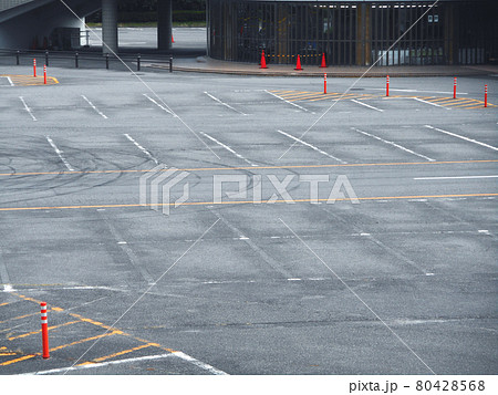 空いている広い駐車場 80428568