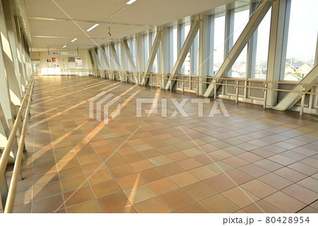 在来線木曽川駅の橋上内の通路 80428954