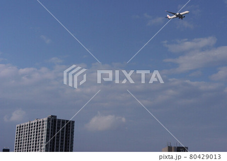 羽田空港へ着陸するため市街地上空を低空飛行する旅客機 80429013