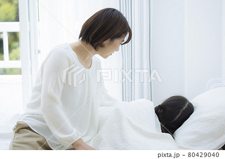 寝室の女の子とママ 寝室の女の子とママ 80429040