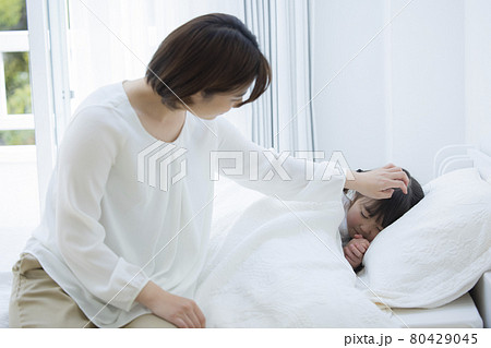 寝室の女の子とママ 80429045