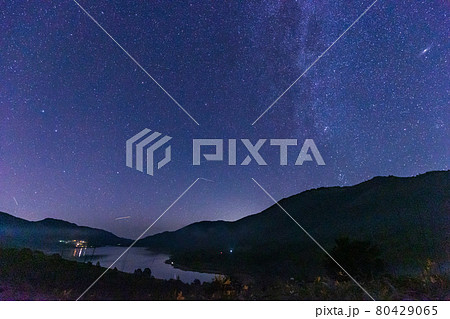 （群馬県）ノゾリキスゲ咲く野反湖と天の川 80429065