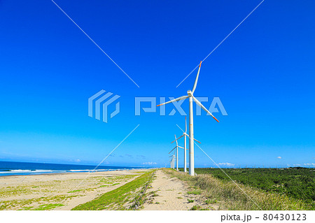 青空と風力発電の風景イメージ 80430123
