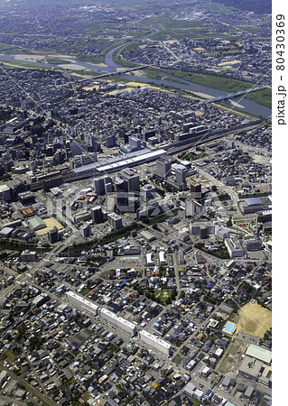 富山駅北口付近を空撮 80430369