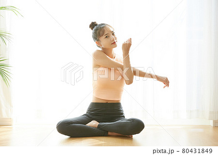 自宅で運動をする若い女性 80431849