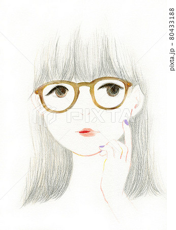 色鉛筆で描かれた 柔らかくてラフな 眼鏡をかけた女性のアナログイラストのイラスト素材