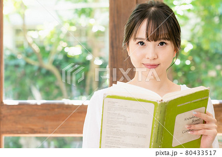 椅子に座って本を読む若い女性 椅子に座って本を読む若い女性 80433517