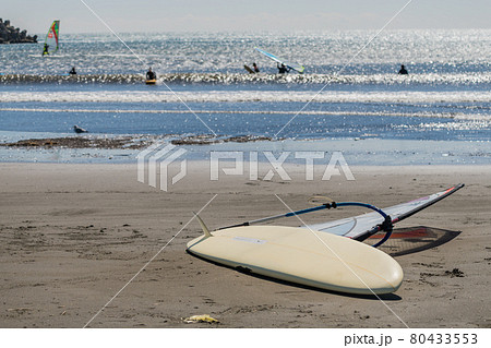 【のんびりした砂浜の様子　休憩中のウィンドサーフィン】 80433553