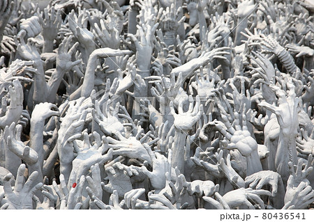 ホワイト・テンプルの手(チェンライ、タイ) ホワイト・テンプルの手(チェンライ、タイ) 80436541