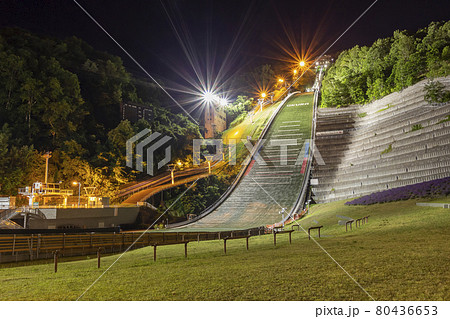 コロナ禍で閑散とした大倉山ジャンプ競技場夜景 80436653