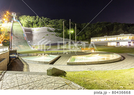 コロナ禍で閑散とした大倉山ジャンプ競技場夜景 コロナ禍で閑散とした大倉山ジャンプ競技場夜景 80436668